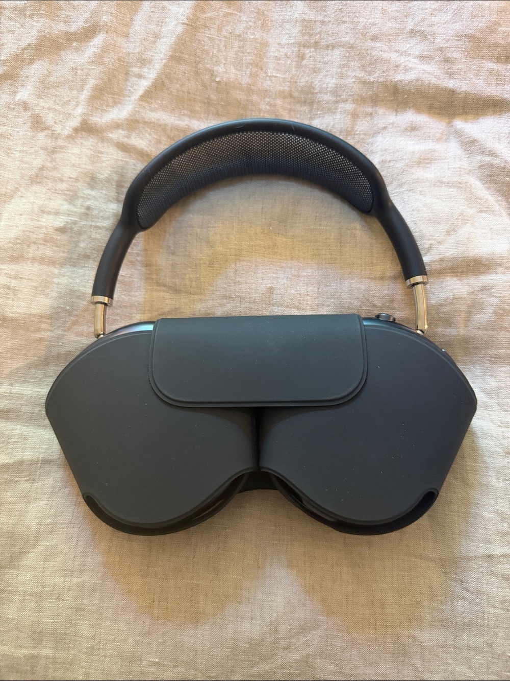 Apple Max Headphones in Midnight.